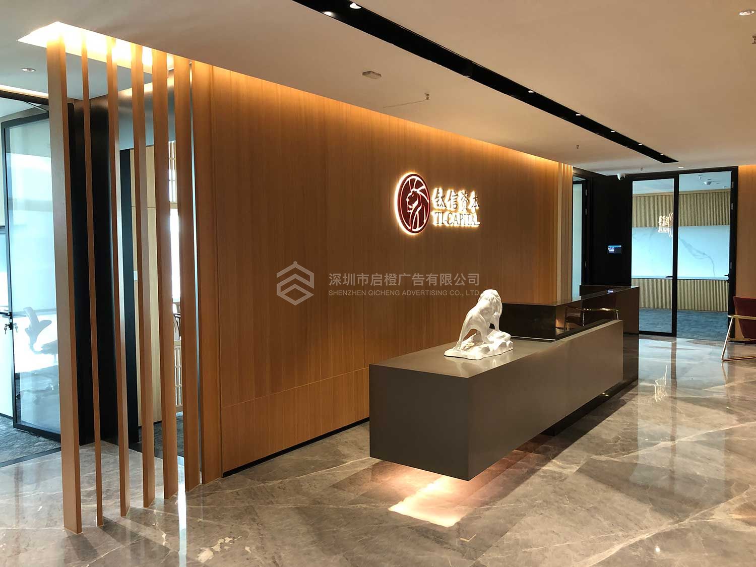 如何才能设计出简单大气的公司入门前台logo墙(图2)