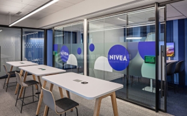 通透与文化的碰撞——玻璃文化墙设计趋势与材质指南